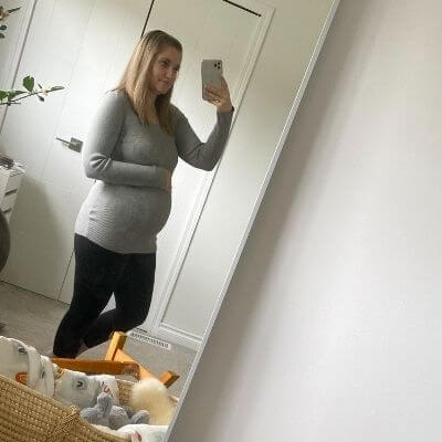 pregnant mom taking a selfie